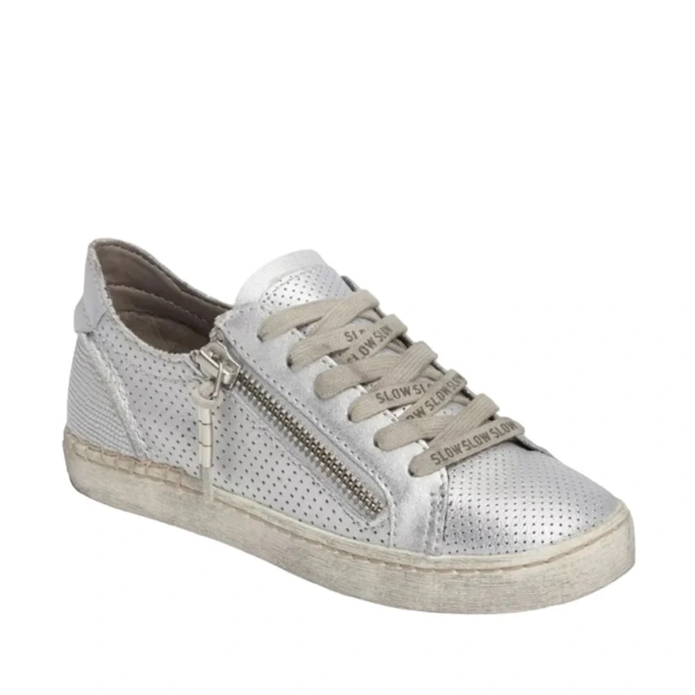 Dolce Vita sneakers intentionally euc